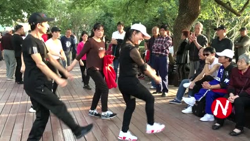 东北大姐杭州西湖跳鬼步舞,霸气的舞步,看3遍不过瘾