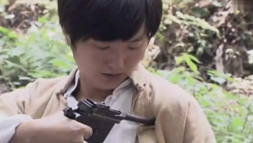 小土匪开枪击毙土匪头子,下秒拿枪对准自己手臂开火,演苦肉计