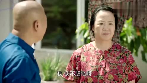 刘能给媳妇买了金项链,媳妇要戴上,结果刘能说怕掉色