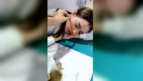 美女做梦吃啥,口水都拉丝了
