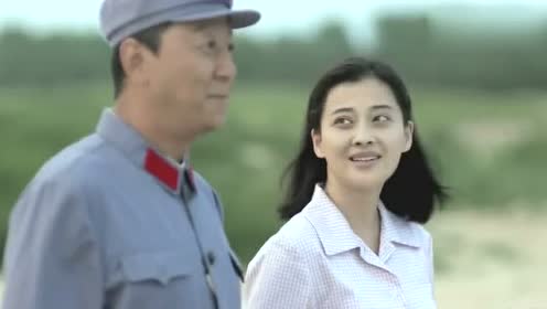 父母爱情:浪漫的老两口,江德福和安杰海边散步谈心