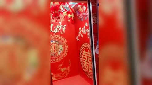 这电梯太有结婚的气氛了吧!每一处都是喜气洋洋的,太幸福了!