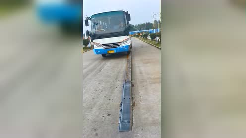b2客场女学员练习单边桥,这一幕让我开眼了,这技术能考过才怪呢