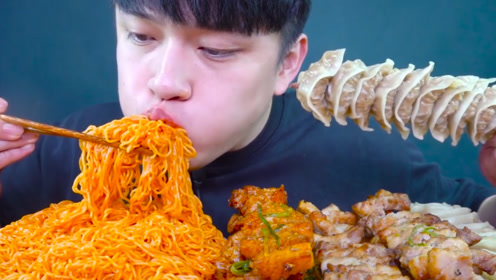 "深渊巨口"小哥,吃炸串,面条,饺子,直接大口吞咽,吃的太过瘾了