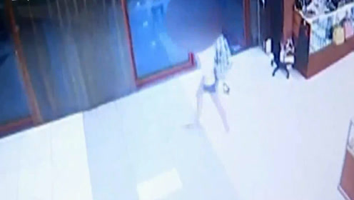 安徽：女子携女儿开宝马轿车偷奶粉 在超市大玩“瞒天过海 ”