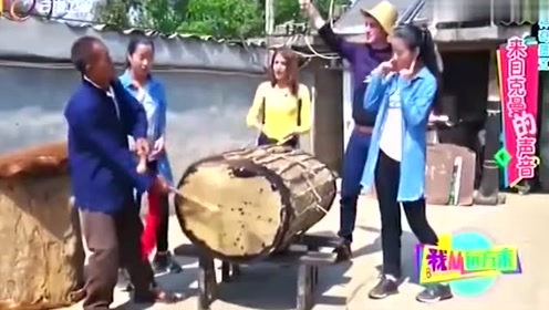 老人告诉两位外国人，12个月中，牛皮鼓有12种鼓声！