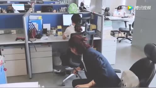 如果你有同事在办公室脱鞋!就这么惩罚他吧!