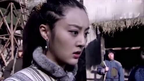 女土匪瞧不起新任大当家,没想到对方是个狠角色,一下就把她镇住