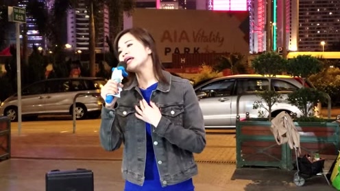 女歌手小红街头献唱《站在高岗上》歌声响亮好听,不输