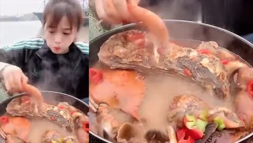大胃王美女吃一锅海鲜乱炖!这样的神仙搭配!看她吃太满足了!
