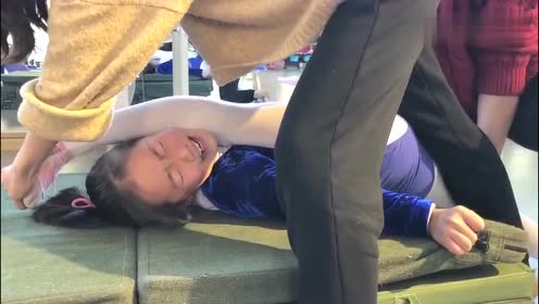 这是我见过最狠的舞蹈老师,竟给小女孩这样撕腿,太心疼了!