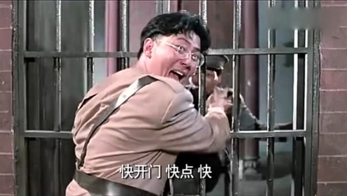 英叔电影:快开门呐,我是你们队长阿威啊!喝水时别看,会喷.