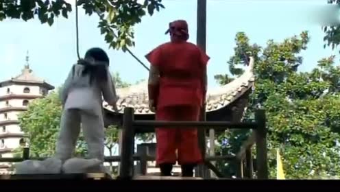 官差令牌一抛,女子被执行绞刑,最后一刻心上人来送行她笑着吊死