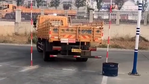 大型货车的倒库堪称完美,这要是没个几年的功夫也做不到吧!