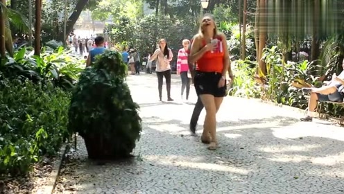 外国街头恶搞,伪装成植物在路边恶搞,外国妹子吓坏了