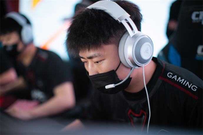 Q9两进加时赛险胜KZ，成都AG直落两局击败EDG