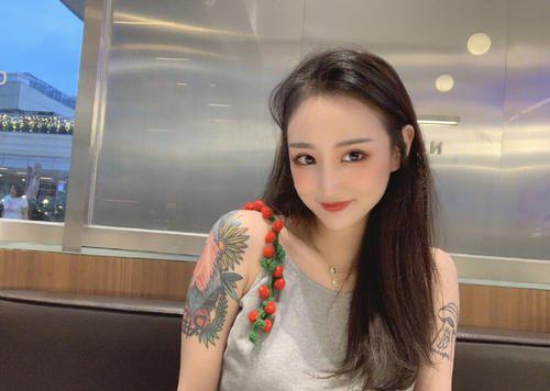 kid老婆美照曝光,uzi女友纹身抢眼,文森特女友翻版冯提莫-英雄联盟