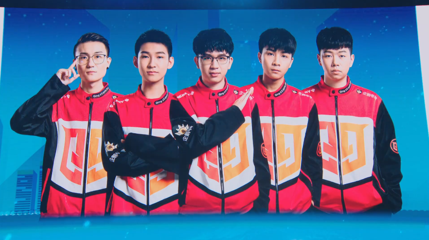 首发阵容:   q9战队:蛮蛮,老四,大梦,墨白,战舞;   r.