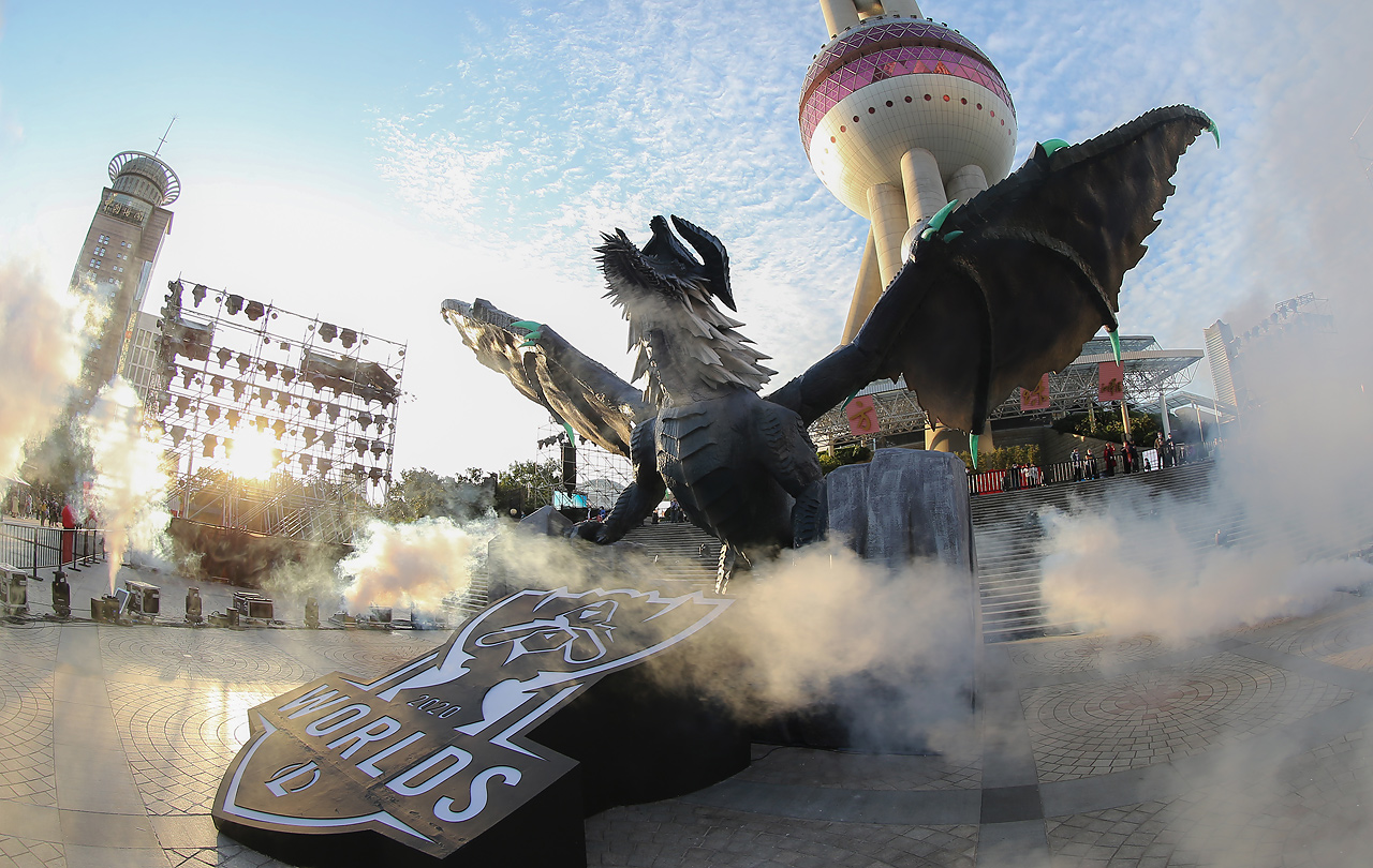 好汉同盟远古巨龙实体雕塑来临西方明珠塔，引燃寰球总决赛热情