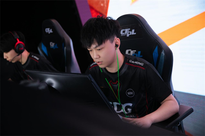 Q9两进加时赛险胜KZ，成都AG直落两局击败EDG
