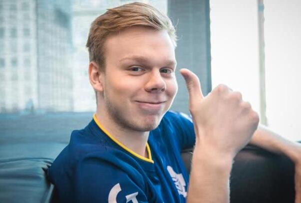 峡谷绝活哥一战成名!剑姬一秒四破看呆众人!g2上单被打懵叹服