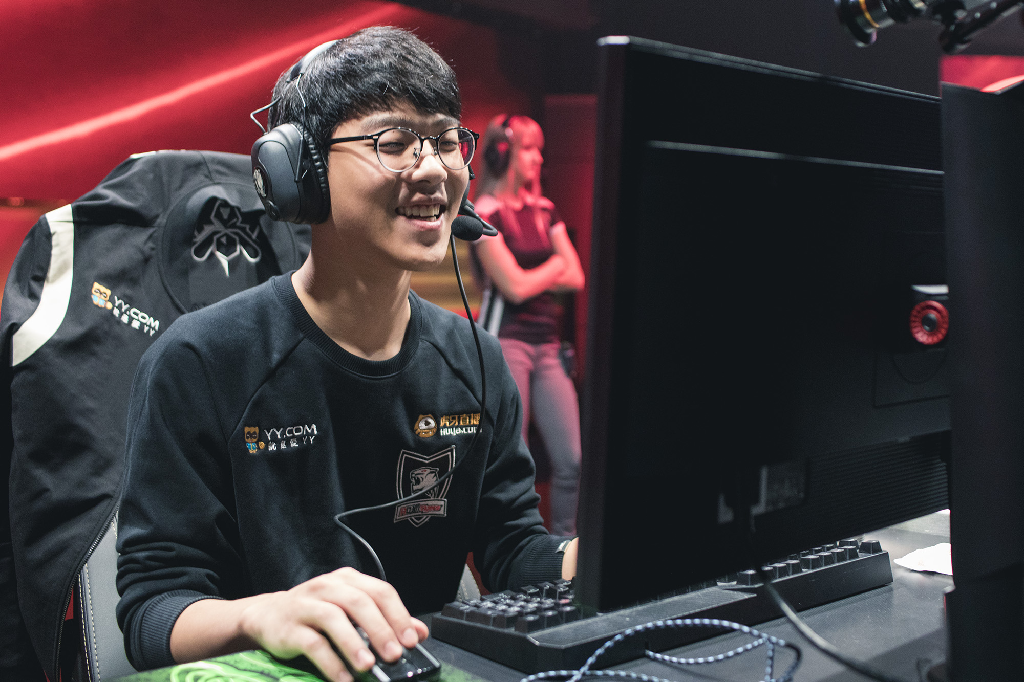 当时g2在前期取得了不错的优势,在中期抱团推进时,rox的上单semb从