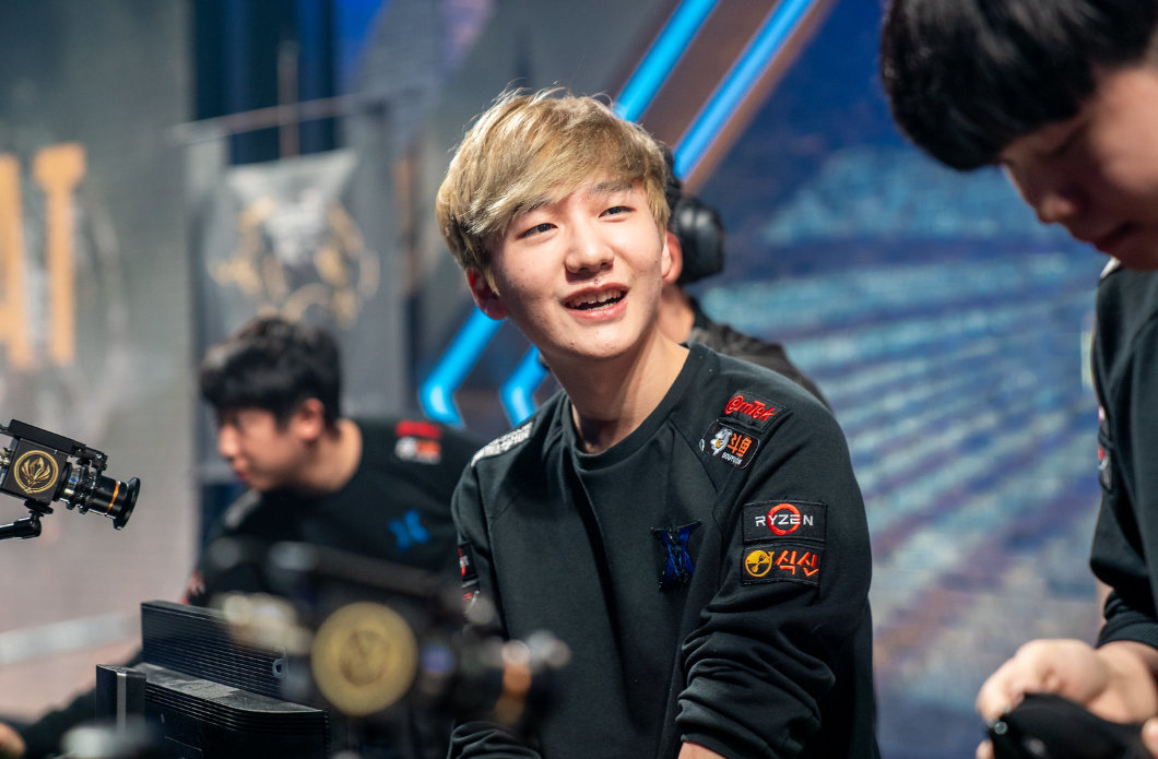 七年换七队!小花生晒七年职业生涯定妆照 稚嫩脸庞未曾改变