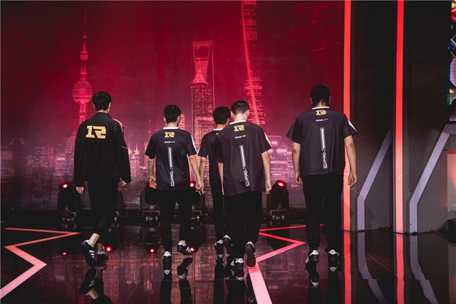 离开赛场的背影写满心酸,但我们相信rng.m会更好的归来!