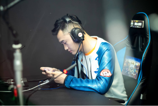 枪战王者：KZ手游阵容公布，梓訫告别选手身份，转做教练！