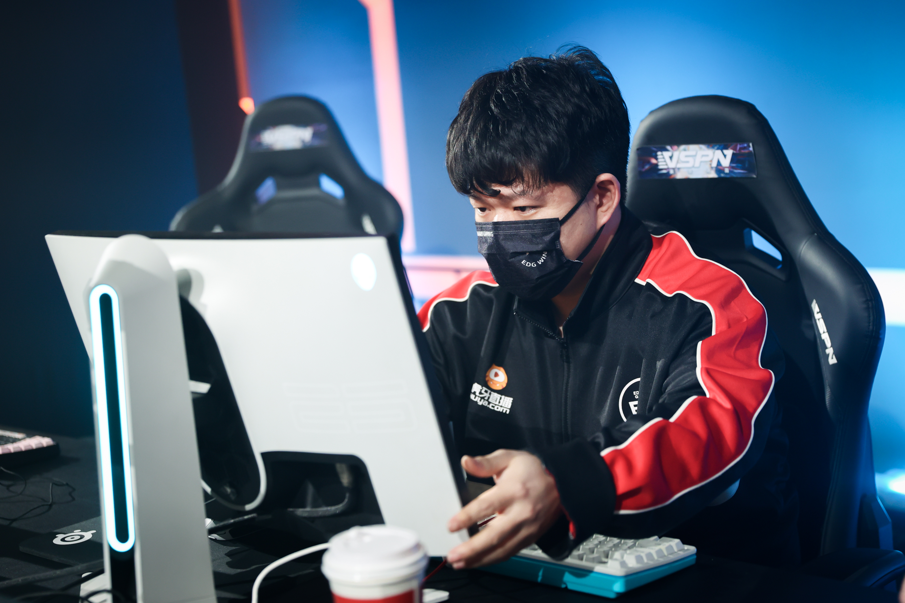 [穿越火线] EDG|EDG二比一击败WE，完成常规赛收官之战