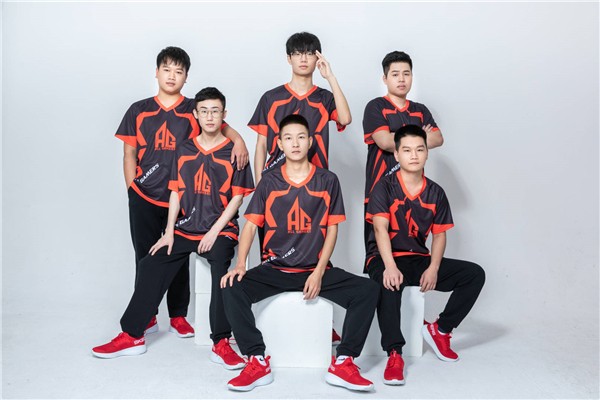 不定,先是2-0edgm,随后又0-2败给了estar,紧接着又2-0战胜了苏宁战队