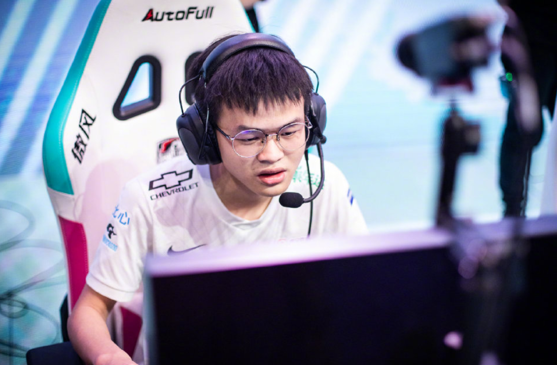 这场比赛中,不夸张地说,除了xun是正常人,其他四名选手状态尤为差劲.