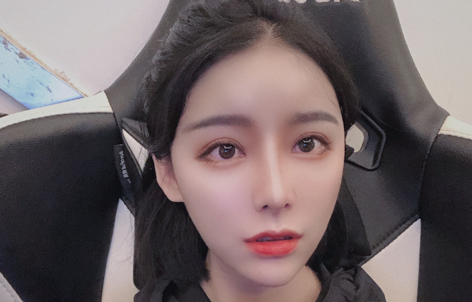不过有意思的是,李阿特除了一手盲僧相当了得,并打上峡谷之巅的大师