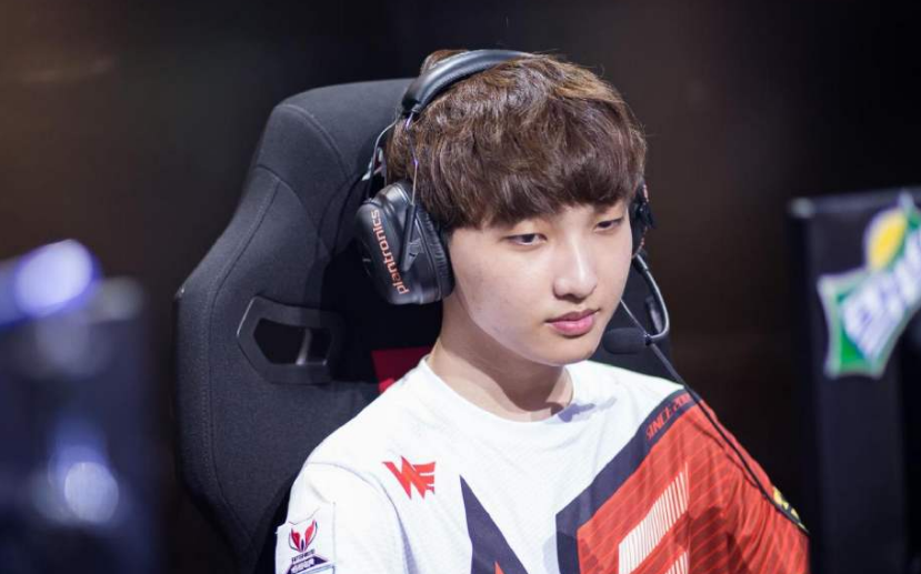 季中杯上单杀大魔王faker并带队取得最终的胜利,也算是兮夜的职业生涯