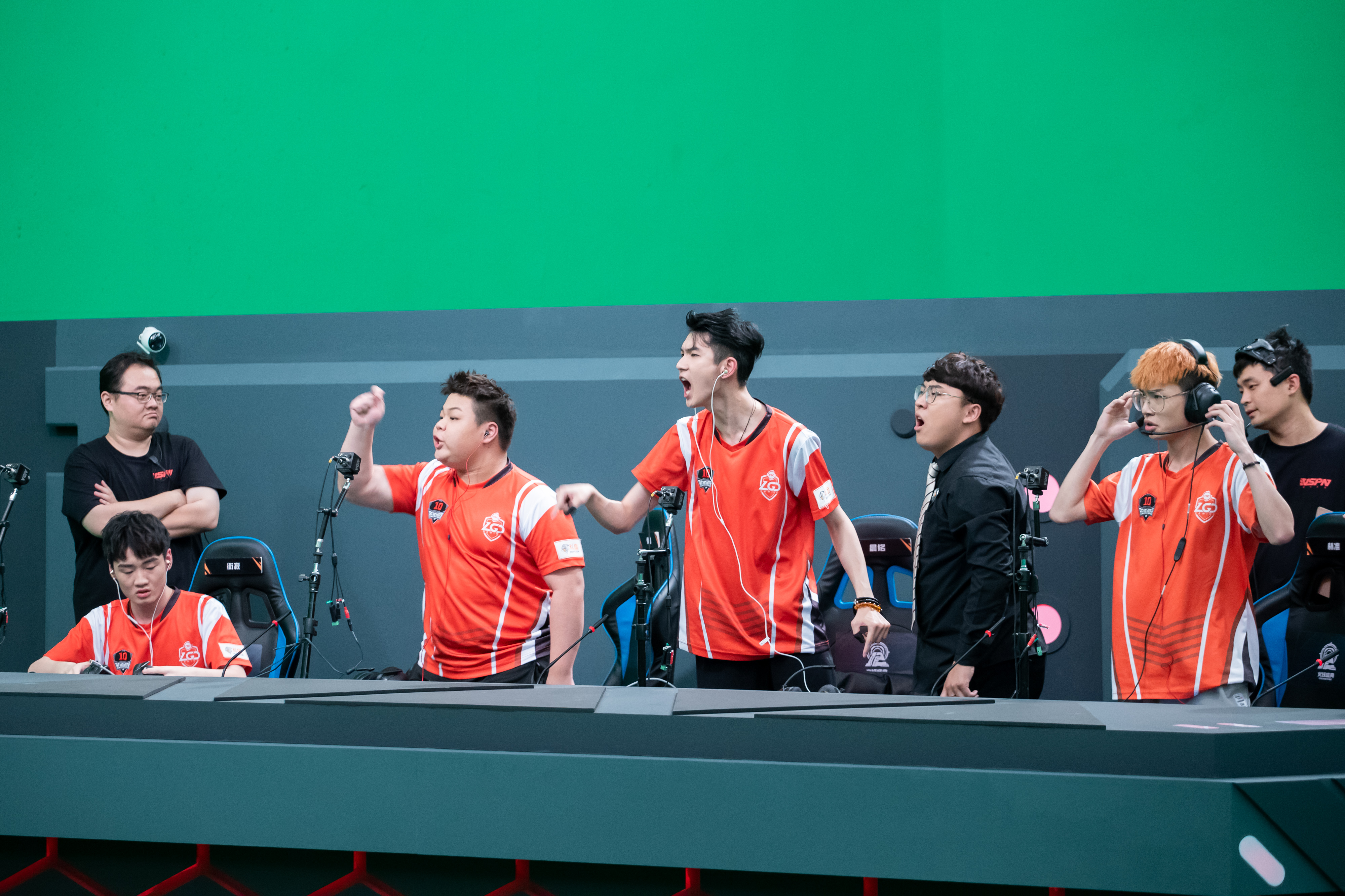 首发阵容: q9战队:墨白,老四,蛮蛮,大梦,战舞; r.