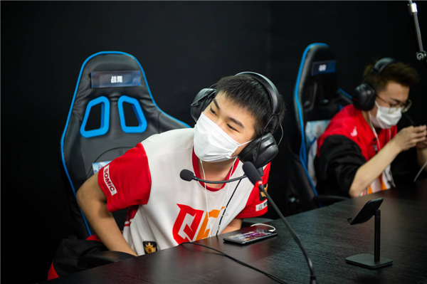 赛后,情绪低落的情久主力狙击手战舞在朋友圈深情发文,原文如下