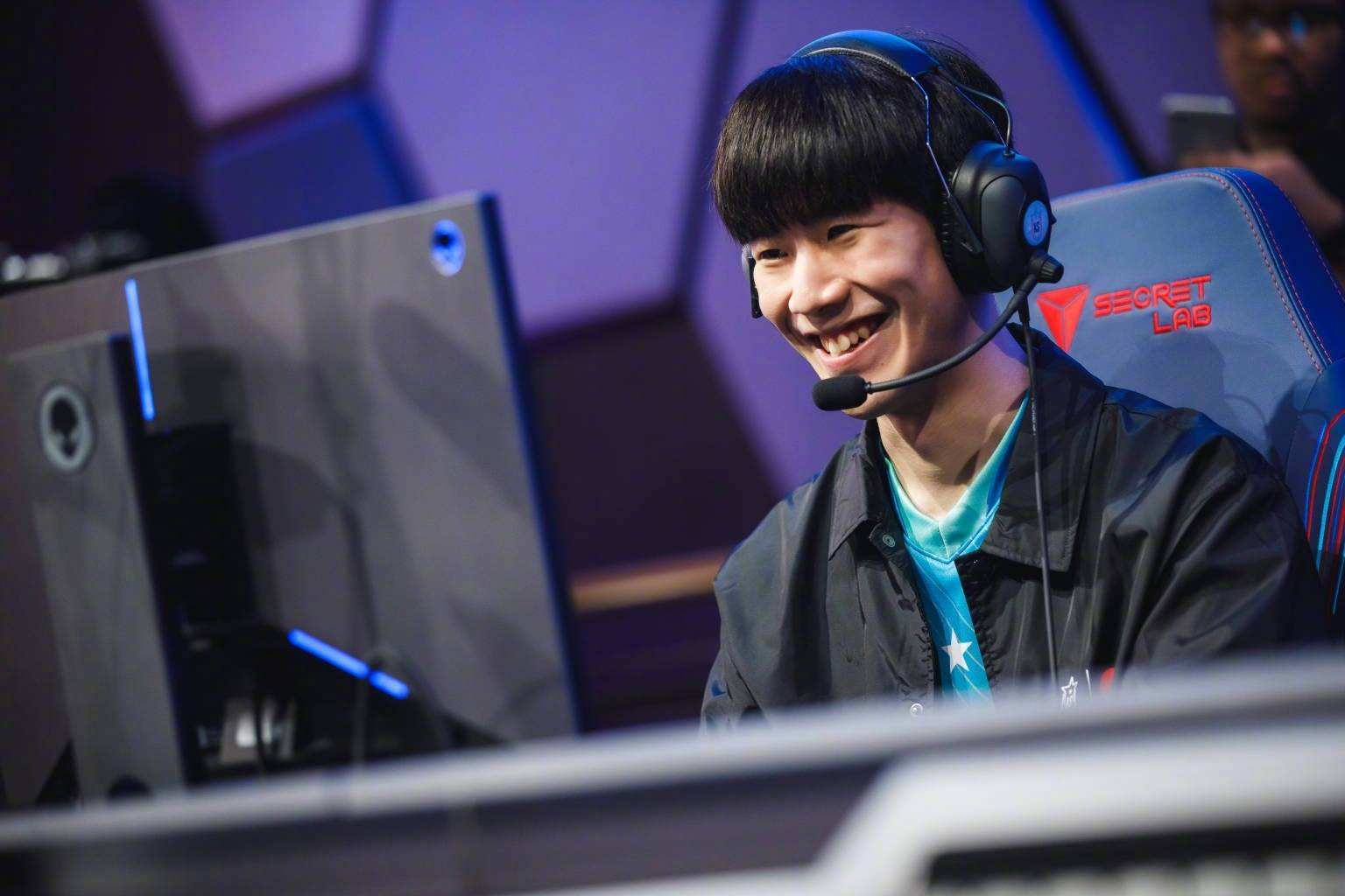 theshy输出玩多了玩奥恩多兰剑出门4分钟就被单吃