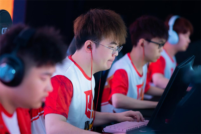 煜率领Q9击败eStar，宋皇复出577暴走BS零封LGD