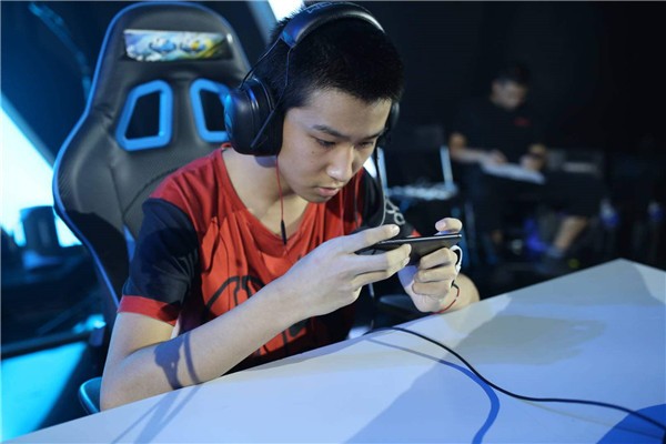 情久战舞专访:我真的和孤狼五五开!