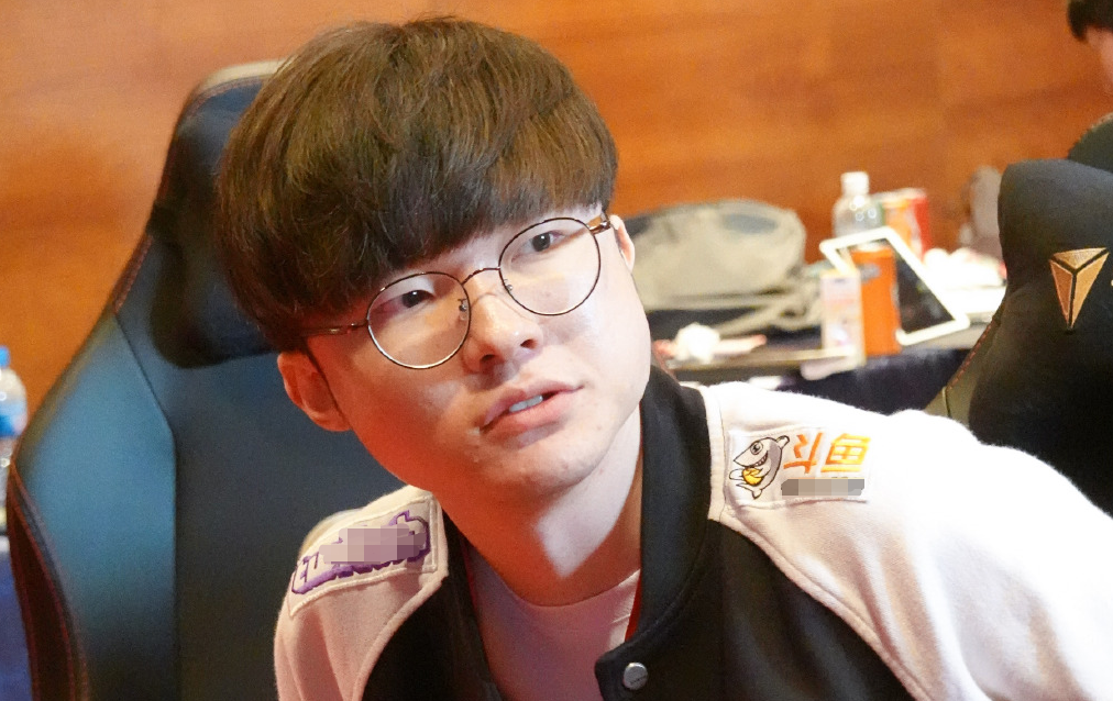 首发上单roach和替补上单canna,首发下路teddy和替补下路gumayushi