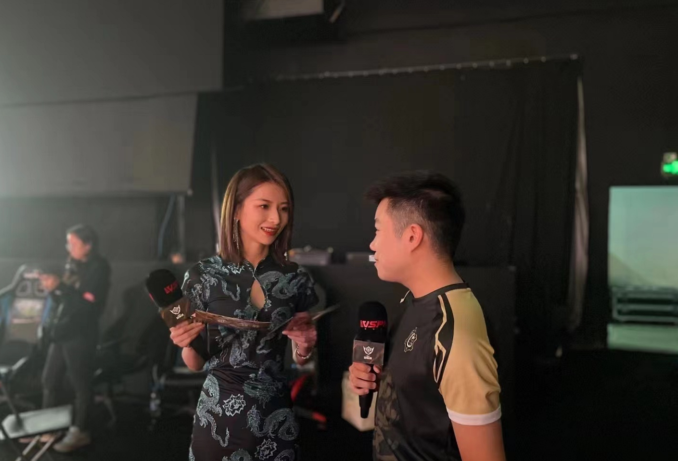 随着直播的进行,怪咔,妮妮,zyingxw(kz),环游(wingsup)等工作中的小