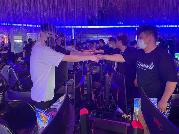 [穿越火线] 白鲨领衔重走百城路，月冠到手意气风发
