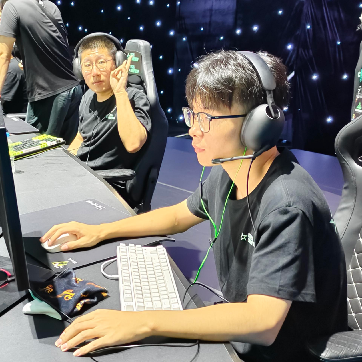 各参赛队现场为中越大学生队伍打Call，越南突降暴雨电闪雷鸣！
