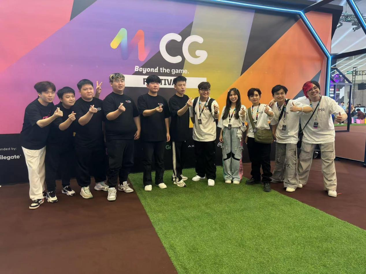 eStar加油！俱乐部CF项目总经理若诗亲自到场为队伍加油打气！
