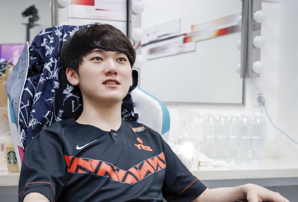 卡萨率tes击败fpx取得赛点亮rng队标的举动暖人心