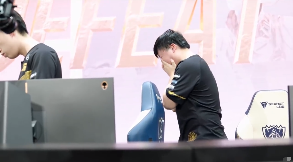 他还是没能完成这最后一步,在被淘汰出局后,uzi难掩内心失落,泪洒