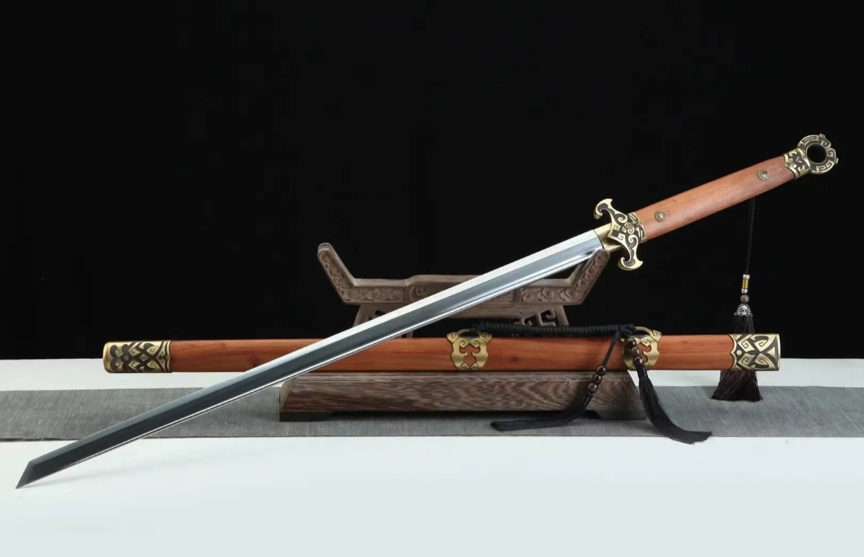 其包括仪刀,障刀,横刀,陌刀等,而我们游戏中的这把唐刀全称应为唐环首