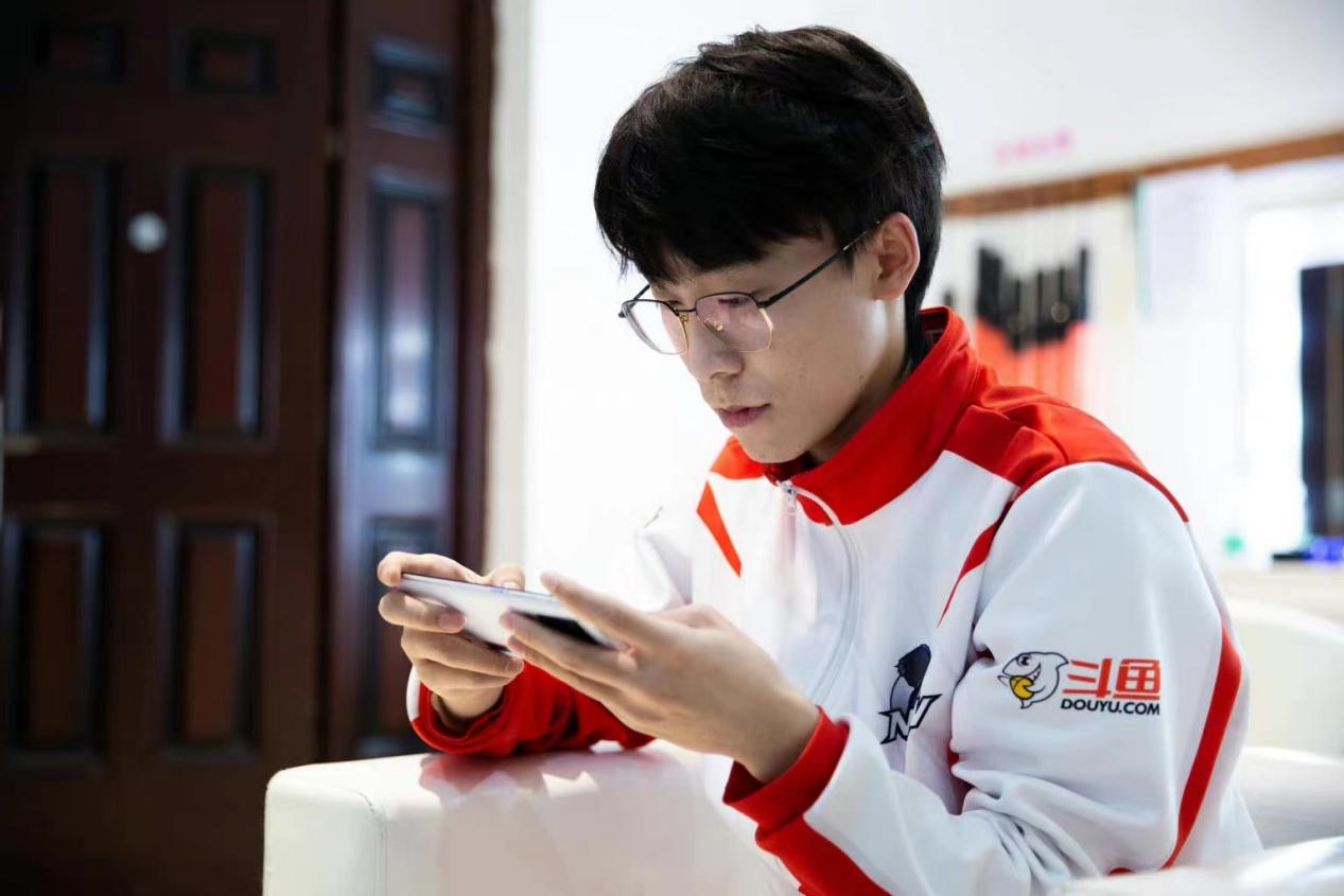 2019年的南京hero久竞正处于人员更换的低谷期,在当时id还是久年的他