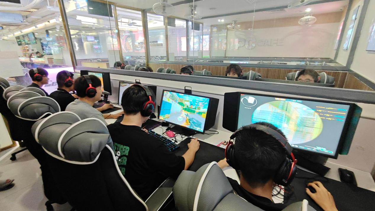 中越大学生交流赛开赛在即，选手前往当地网吧进行最后备战！