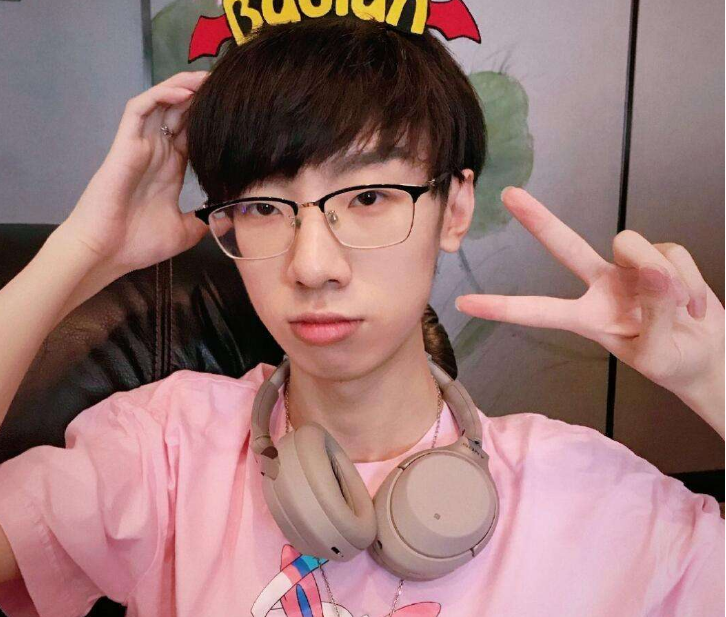 ig最强选手?宝蓝韩服rank冲上王者!成ig段位最高选手